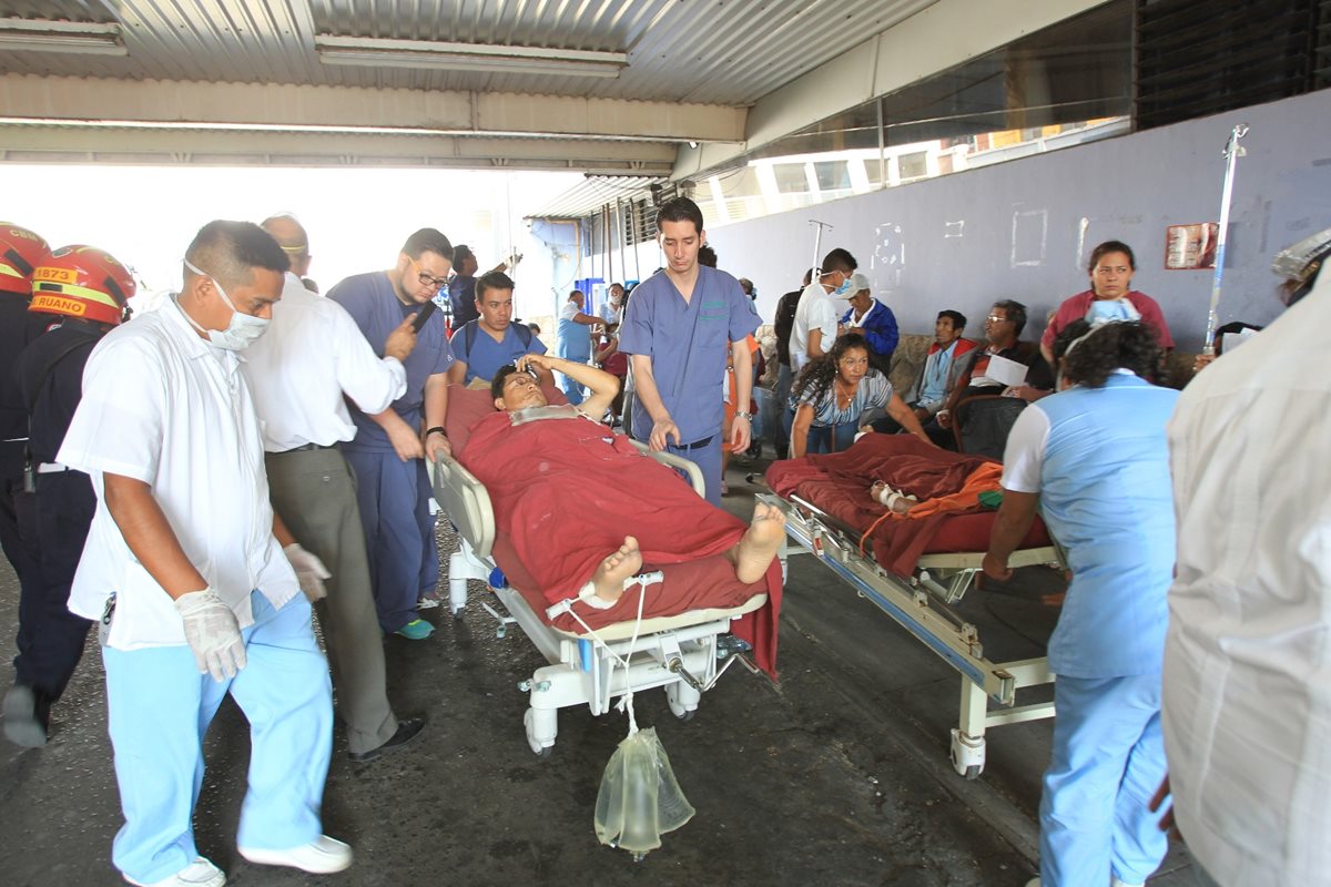 Los pacientes de la emergencia fueron evacuados al área frontal y parqueo, mientras bomberos extraen el humo generado por conato de incendio (Foto Prensa Libre: Antonio Jiménez)