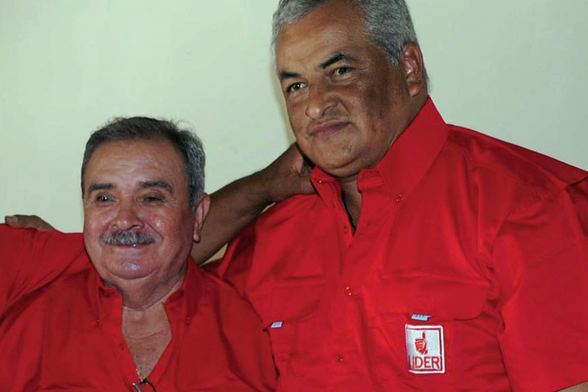 Los alcaldes Abel Sandoval, de Oratorio, Santa Rosa, y Enrique Arredondo, de Nueva Santa Rosa, se adhieren al partido Lider. (Foto Prensa Liber: Oswaldo Cardona)