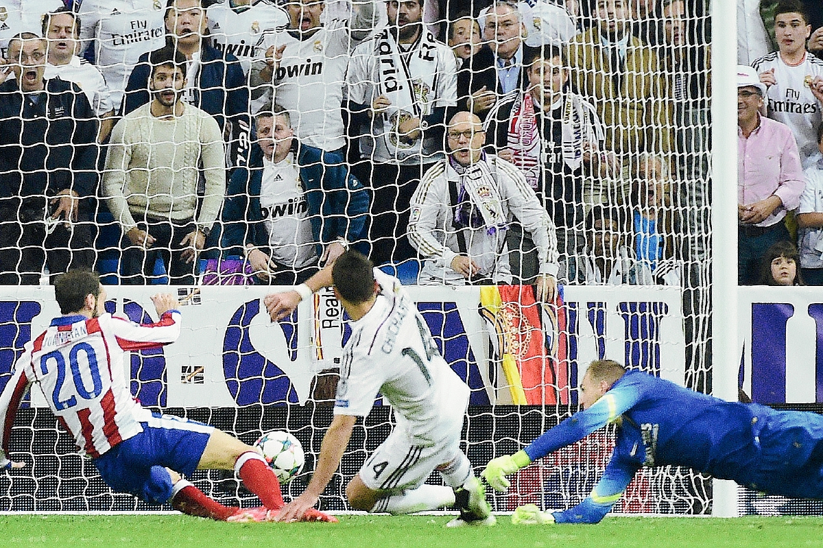 Momento en el que Chicharito Hernández anota el gol del triunfo merengue. (Foto Prensa Libre: EFE).