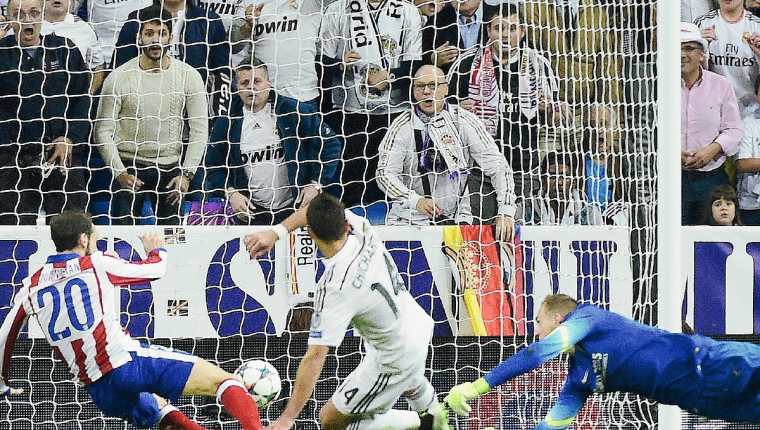 Momento en el que Chicharito Hernández anota el gol del triunfo merengue. (Foto Prensa Libre: EFE).