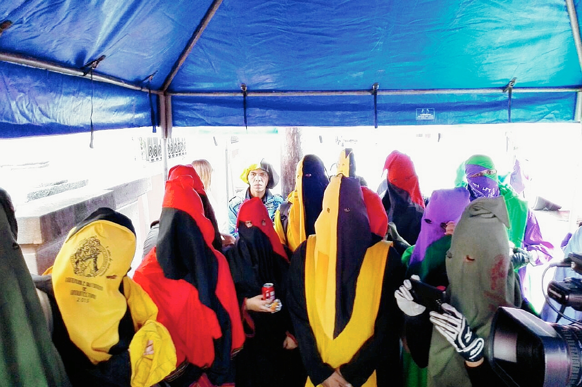 Los encapuchados se plantaron frente a la sede del TSE para entregar una carta a los magistrados. (Foto Prensa Libre: Edwin Bercian)