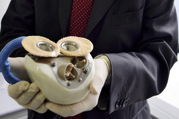 El corazón artificial puede ayudar a los pacientes que necesitan de un transplante de corazón. <br _mce_bogus="1"/>