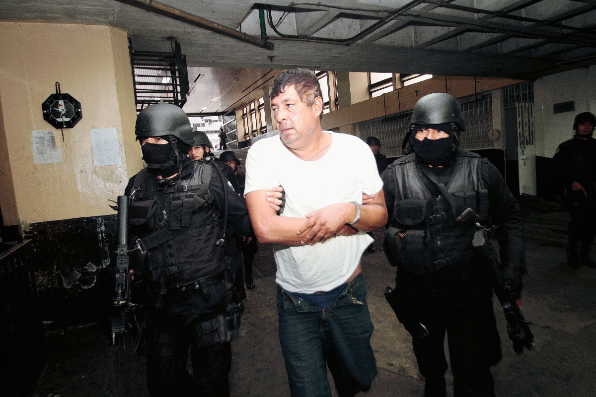 Manfredo Cordón es llevado a Torre de Tribunales en la capital, el día de su captura. (Foto Prensa Libre: HemerotecaPL)