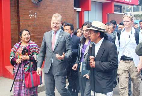 El Ministro de Desarrollo Internacional de Noruega, Heekki Holmas, en su visita a Totonicapán. (Foto Prensa Libre: Édgar Domínguez)
