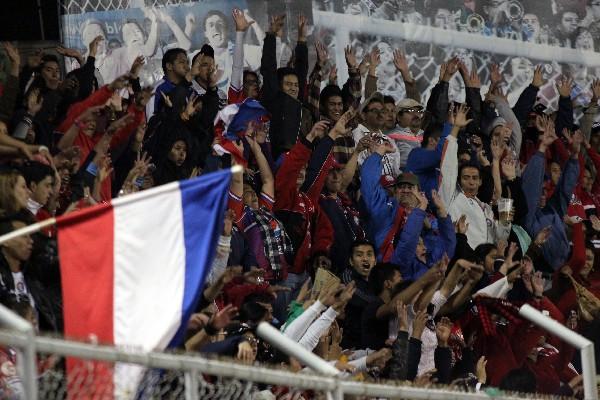 Los aficionados apoyaron con todo al equipo chivo. (Foto Prensa Libre: Carlos Ventura)