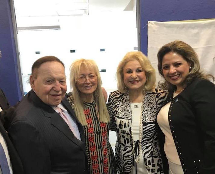 El magnate Sheldon Adelson, su esposa Miriam, la empresaria Nily Falic y la canciller Sandra Jovel, en Israel. (Foto: Prensa Libre).