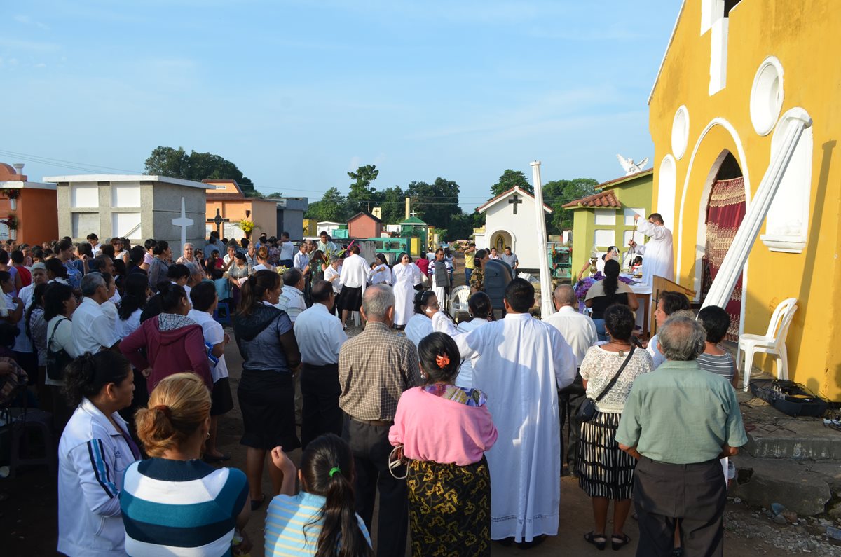 En la cabecera de Retalhuleu, vecinos asisten al cementerio para la misa de conmemoración por el Día de los Fieles Difuntos. (Foto Prensa Libre: Jorge Tizol)