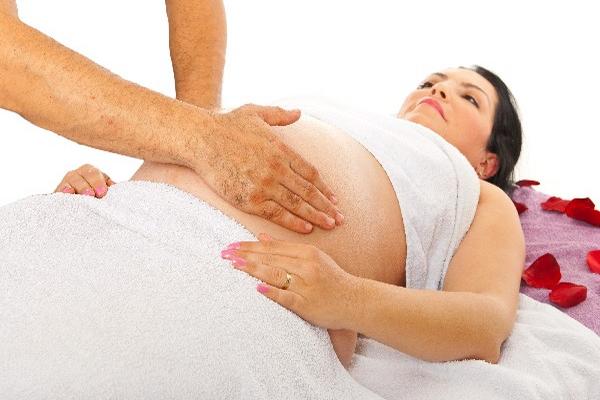la pareja puede brindar un suave masaje a la gestante.