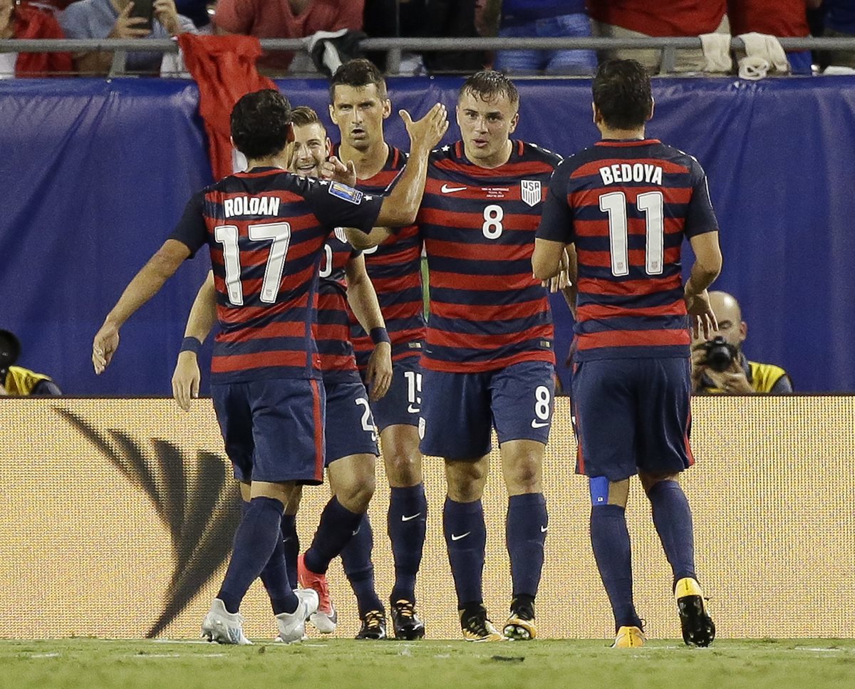 Los jugadores de Estados Unidos celebran el gol de Jordan Morris que significó el 3-2 para la victoria. (Foto Prensa Libre: AP)