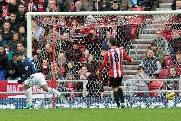 Aaron Lennon (izquierda) del Tottenham festeja uno de los goles de su equipo. (Foto Prensa Libre: AFP)