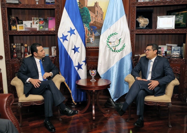 Jimmy Morales y el presidente de Honduras, Juan Orlando Hernández, reunidos en Casa Presidencial de ese país. (Foto Prensa Libre: AFP)