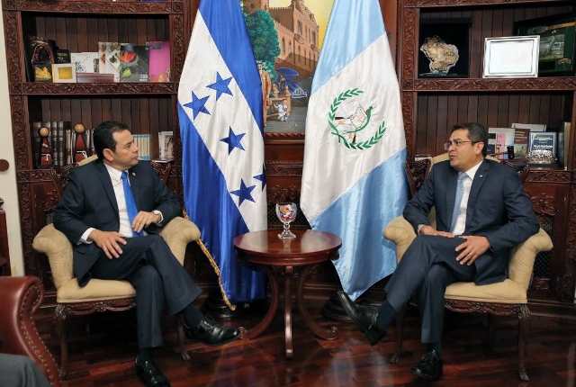 Jimmy Morales y el presidente de Honduras, Juan Orlando Hernández, reunidos en Casa Presidencial de ese país. (Foto Prensa Libre: AFP)
