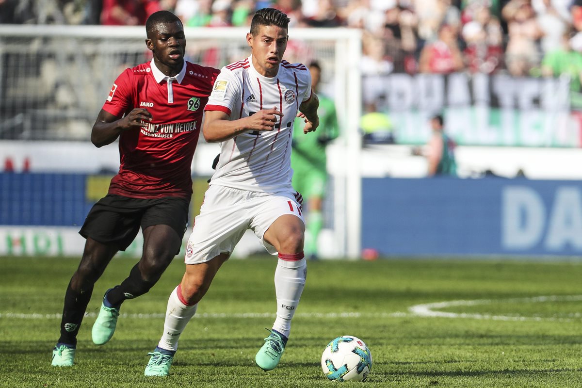 Ihlas Bebou trata de detener a James Rodriguez durante el partido de este sábado. (Foto Prensa Libre: EFE)