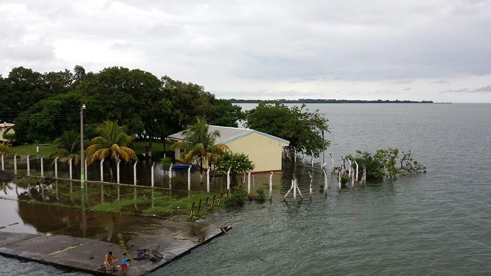El nivel del Lago de Izabal subió más de un metro e inundó unas mil 500 viviendas de varias comunidades de El Estor, Izabal. (Foto Prensa Libre: Edwin Perdomo)