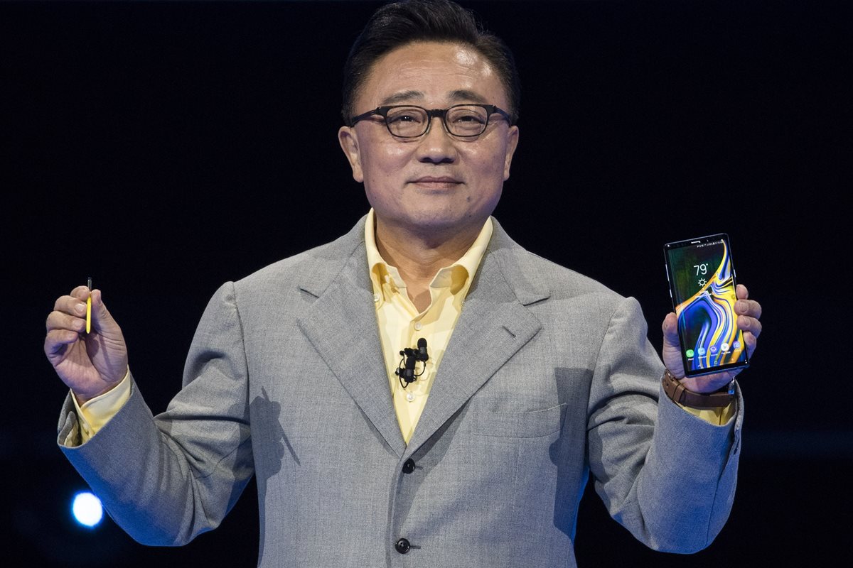 DJ Koh, presidente y CEO de Samsung Electronics, presentó el nuevo modelo de la compañía en el Barclays Center en Brooklyn, Nueva York. (Foto Prensa Libre: AFP).