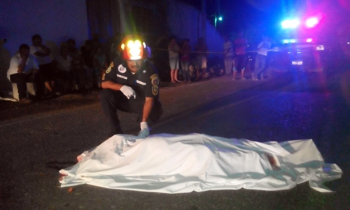 El cadáver de la víctima quedó sobre el pavimento. (Foto Prensa Libre: Hugo Oliva)