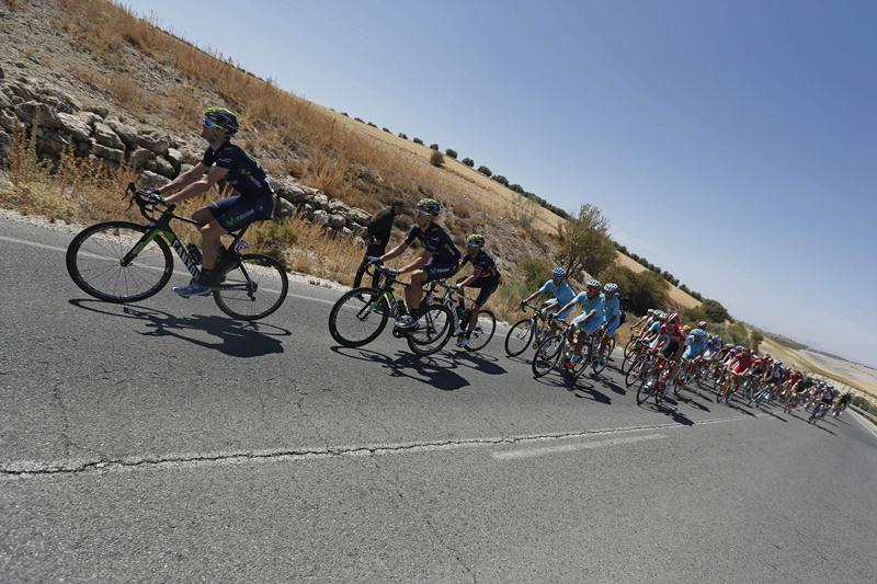 Un pelotón de ciclistas durante la etapa del viernes. (Foto Prensa Libre: EFE)