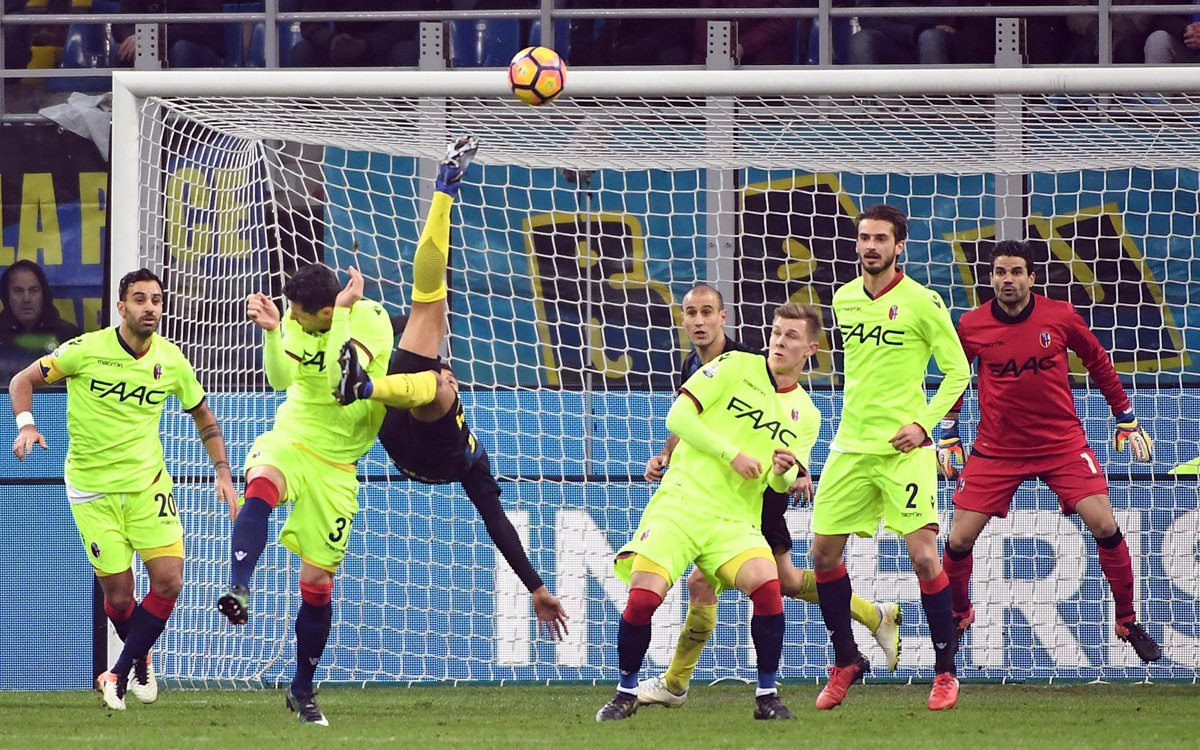 Jeison Murillo (c) de Inter anota un gol ante Bolonia durante el partido de la Copa Italia en el estadio Giuseppe Meazza. (Foto Prensa Libre: EFE).