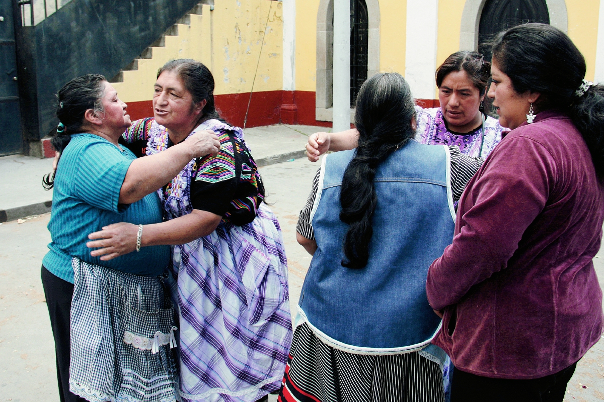 Familiares de recién nacido perdido en HRO exigen a las autoridades esclarezcan caso de bebé. (Foto Prensa Libre: Carlos Ventura)
