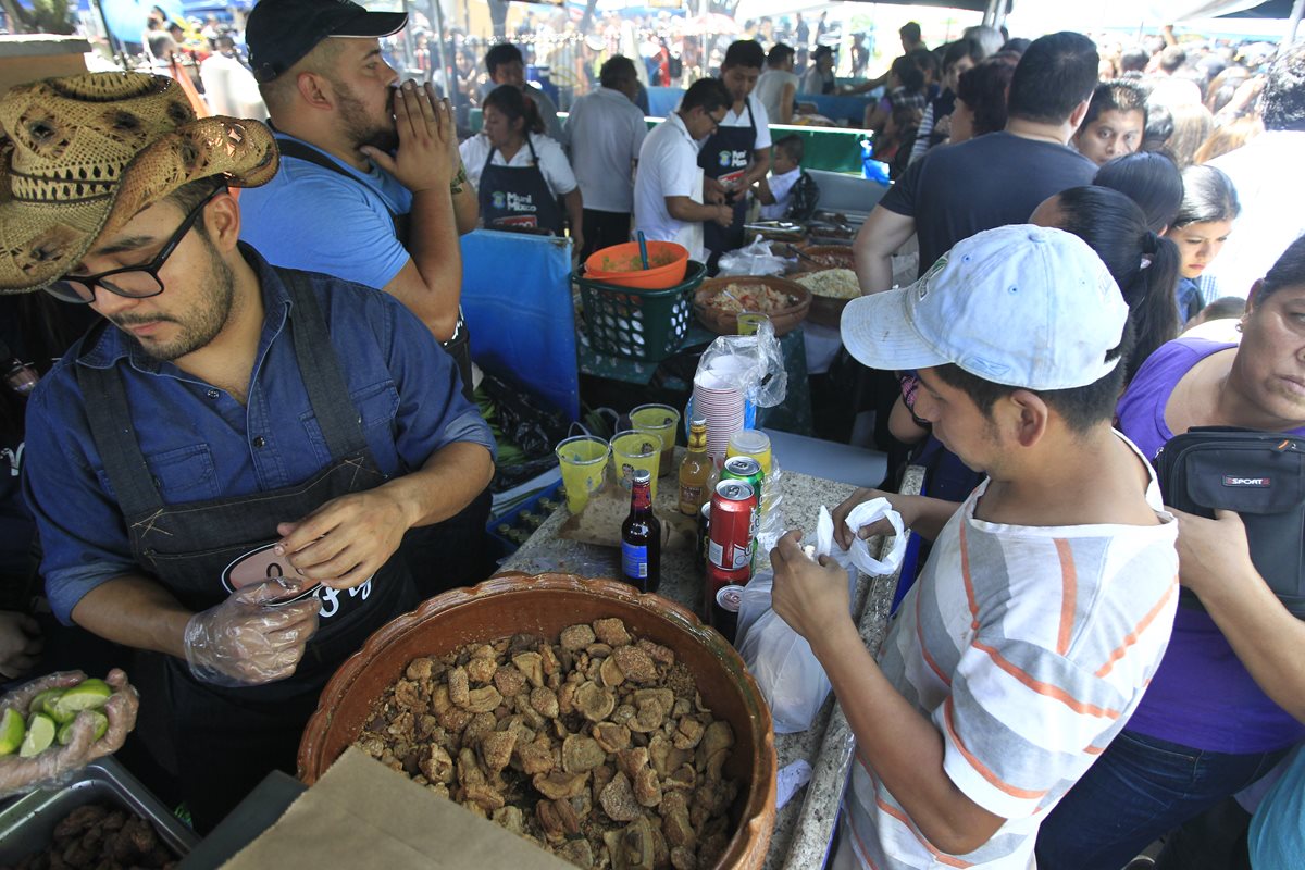 Realizan Feria del Chicharrón en Mixco