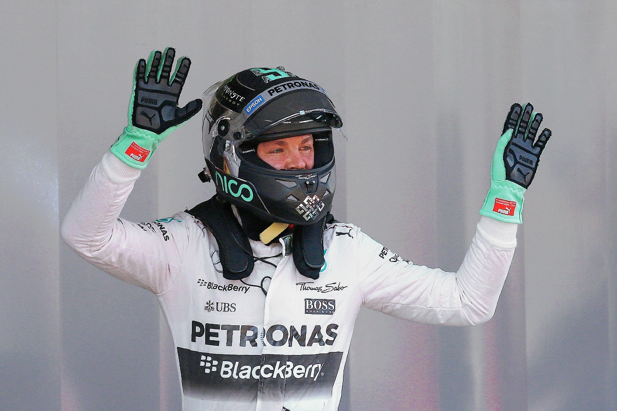 Rosberg celebra y saluda a los medios tras conseguir la pole este sábado. (Foto Prensa Libre:AP)