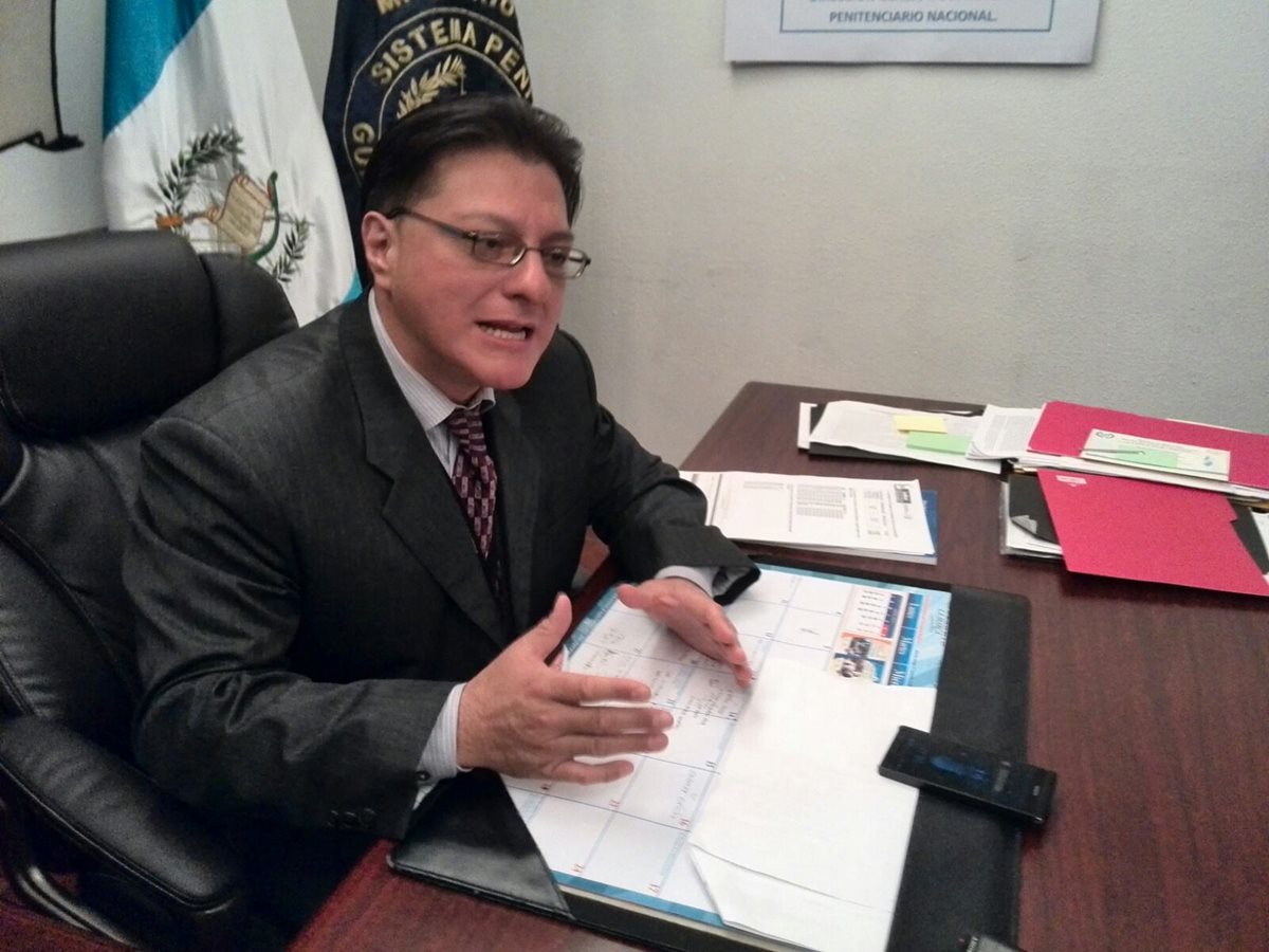 Alexander Toro Maldonado, director del SP, indicó que presentó las denuncias al Ministerio Público sobre estas visitas ilegales. (Foto: Prensa Libre: Estuardo Paredes)