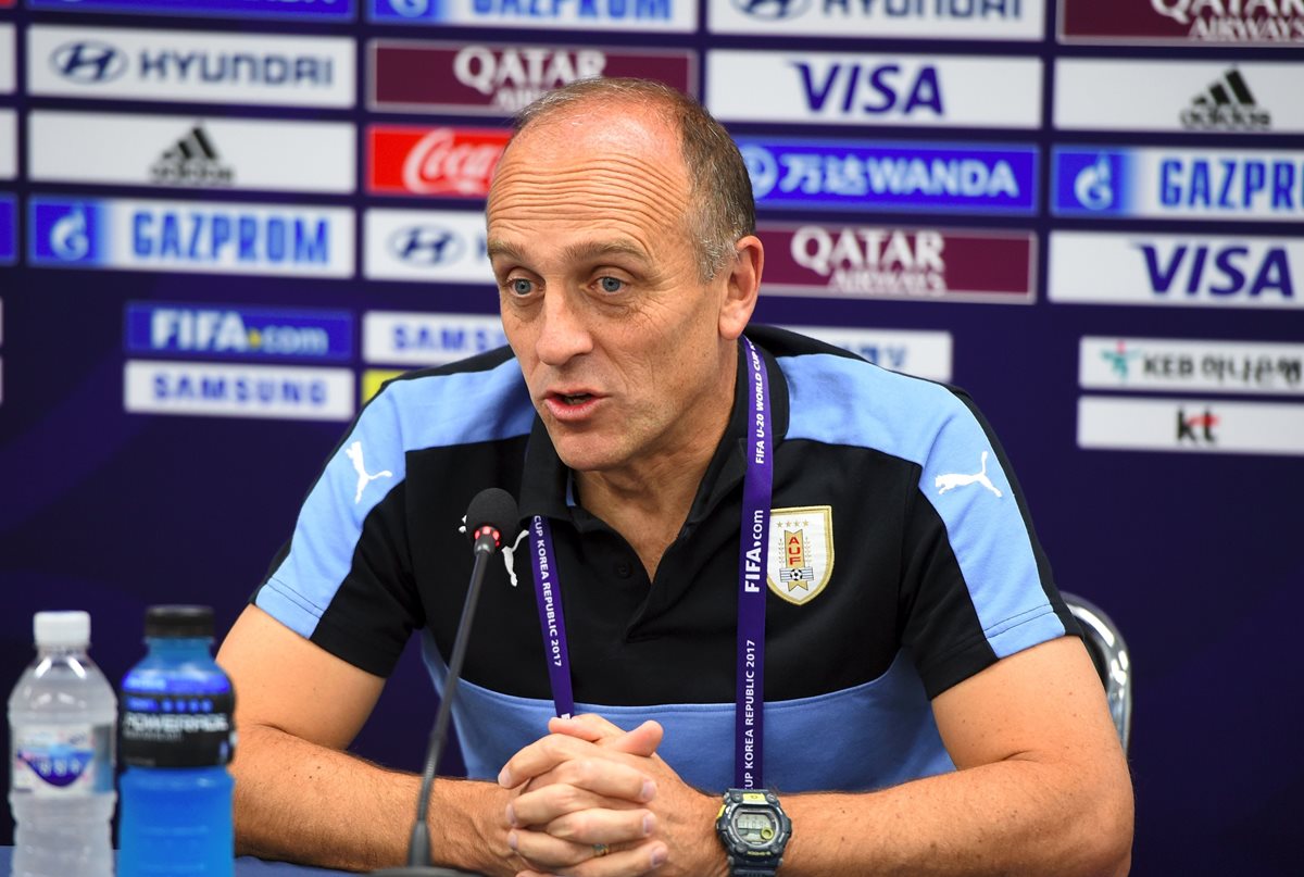 El técnico de la celeste, Fabián Coito, pidió perdón en nombre de sus pupilos. (Foto Prensa Libre: AFP)