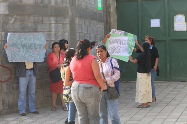 Maestros y padres de familia se apostan en la entrada del instituto para hablar con el director, pero este no los atendió. (Foto Prensa Libre: Leonel Sión)<br _mce_bogus="1"/>