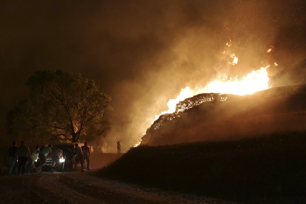 Pobladores observan impotentes el avance de las llamas mortales en Portugal. (Foto Prensa Libre: AP)