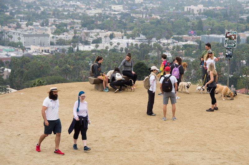 Chuck McCarthy y su cliente Anie Dee (D) caminan en Runyon Canyon Park, Los Angeles, el pasado 24 de mayo. (Foto Prensa Libre: AFP)