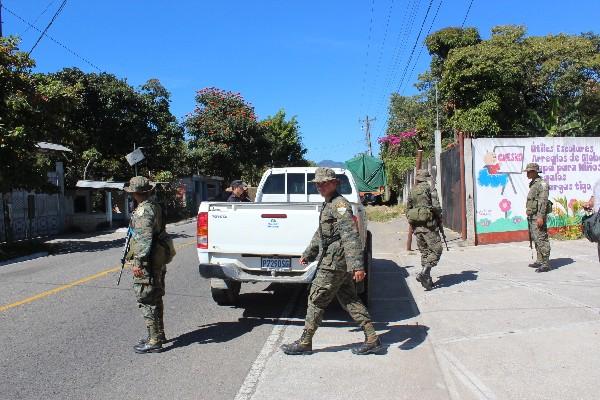 Militares y un agente policial, durante el  registro de  un vehículo, en Santa Rosa de Lima.