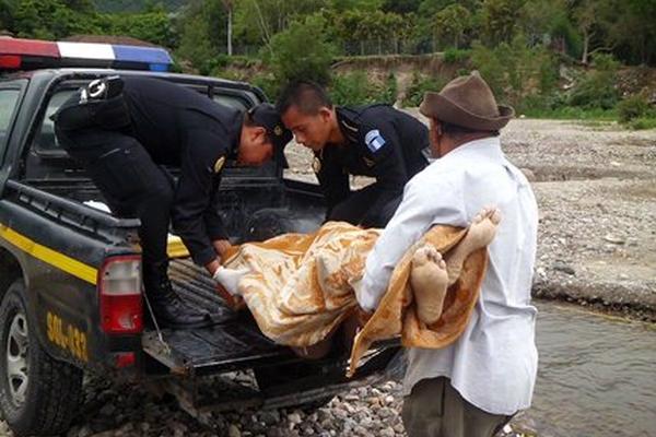 Muere ahogado en Sololá (Foto Prensa Libre: Ángel Julajuj)