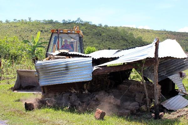 Varias viviendas de adobe y lámina fueron destruidas durante el desalojo de los campesinos que ocupaban terrenos de la periferia de Jalapa.