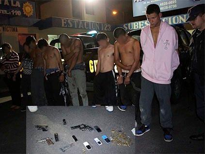 Siete menores y un adulto fueron capturados por atacar a una unidad policial (Foto Prensa Libre: Cortesía PNC)