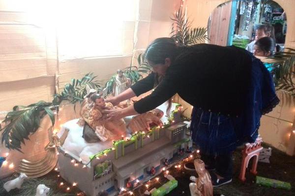Silvia Pérez, vendedora del mercado Colón, es madrina tres imágenes del Niño Jesús. (Foto Prensa Libre: Carlos Álvarez)<br _mce_bogus="1"/>