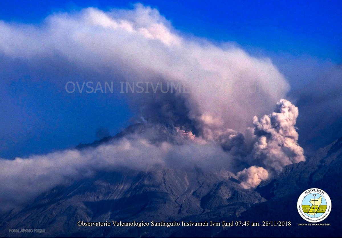 El insivumeh captó una avalancha provocada por el colapso de material volcánico en el cráter del Santiaguito. (Foto Prensa Libre: Insivumeh)