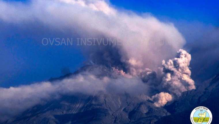 El insivumeh captó una avalancha provocada por el colapso de material volcánico en el cráter del Santiaguito. (Foto Prensa Libre: Insivumeh)