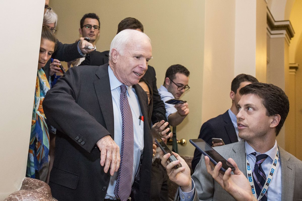 El voto de McCain fue fundamental para frenar plan contra Obamacare. (Foto Prensa Libre: AFP)
