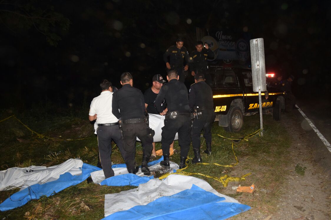 El accidente de tránsito se registró en el kilómetro 144 de la ruta al Atlántico, en Estanzuela, Zacapa. (Foto Prensa Libre: Mario Morales)