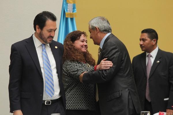 el presidente Otto Pérez Molina felicita a la fiscal general, Claudia Paz y Paz, luego de que la jefa del MP presentara el informe de sus dos años de gestión.