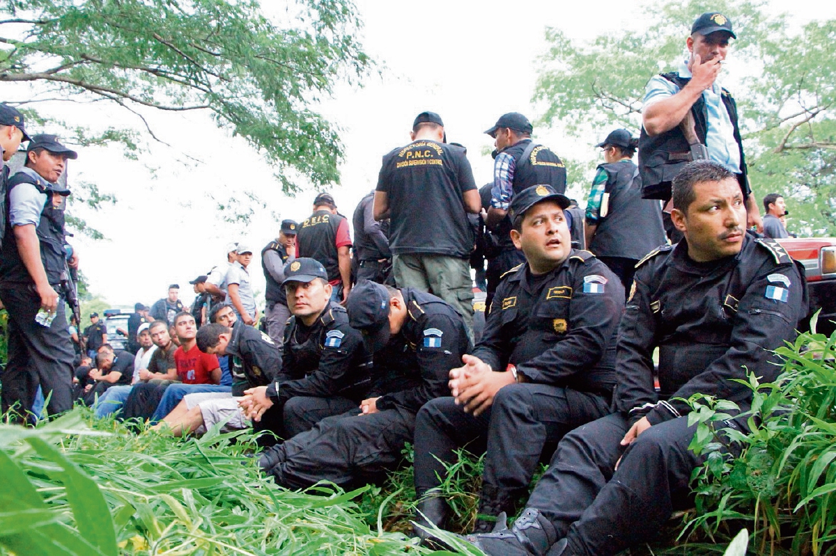 Cinco agentes de la PNC fueron capturados por extorsión en la subestación de San Manuel Chaparrón, Jalapa el 23 de marzo de 2015.