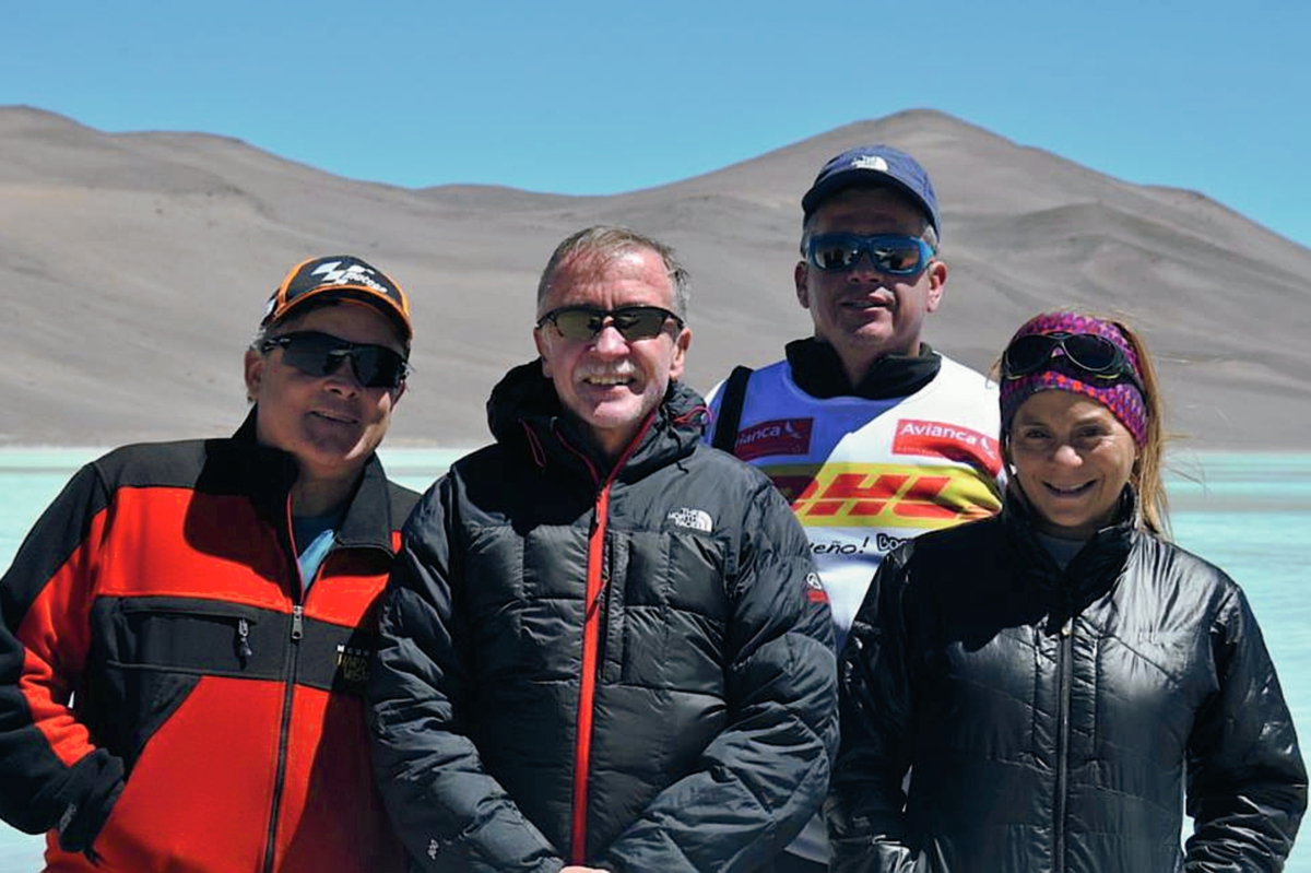 Jaime Viñals comparte su travesía con dos montañistas latinoamericanos (Foto Prensa Libre: Jaime Viñals)