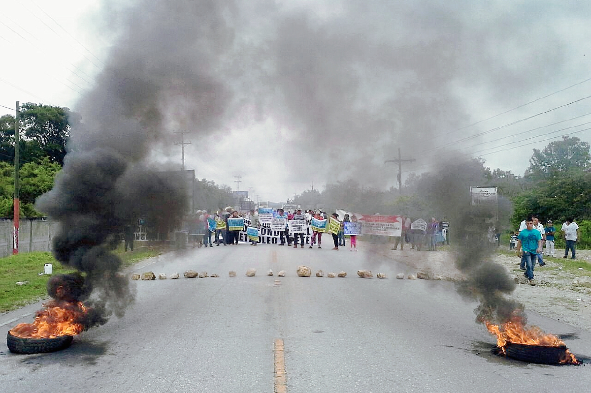 Vecinos de Flores y Santa Elena Bloquean la ruta que conduce a Tikal. (Foto Prensa Libre: Rigoberto Escobar)