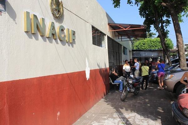 Morgue de la ciudad de Escuintla, donde permanecen los dos cadáveres encontrados en el Puerto San José. (Foto Prensa Libre ) <br _mce_bogus="1"/>