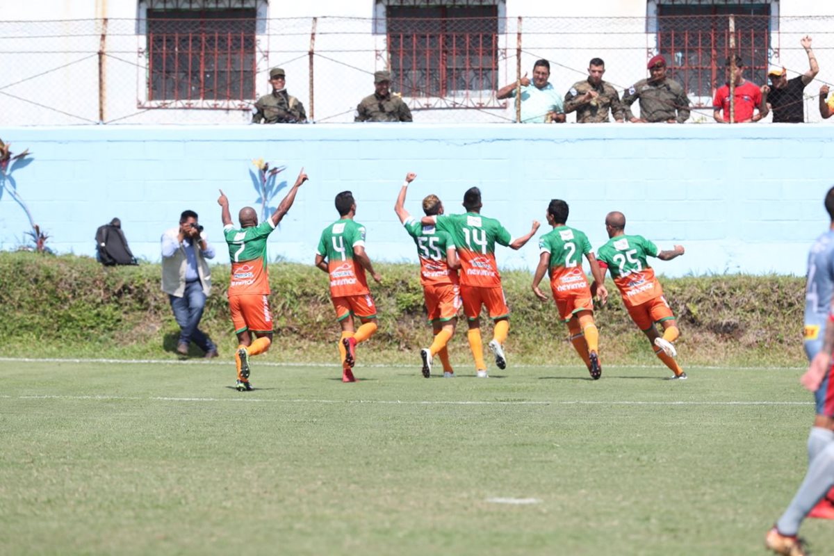 Siquinalá dio una gran alegría a su afición al derrotar al subcampeón nacional, Municipal. (Foto Prensa Libre: Francisco Sánchez)