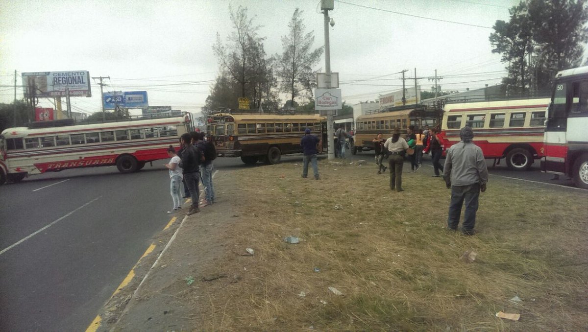 Autobuses que bloquean el paso en la ruta al Pacífico, en Amatitlán. Foto Prensa Libre: Provial.