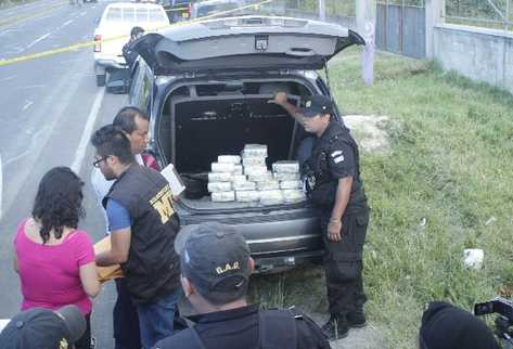 Los dólares fueron localizados en el doble fondo de una camioneta agrícola.