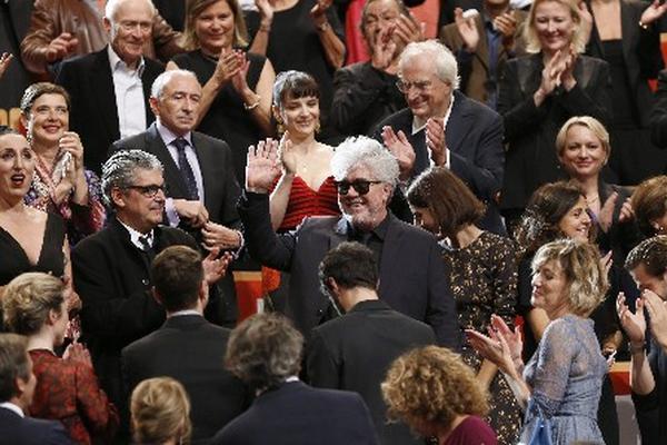 Amigos y personalidades celebran el triunfo de Pedro Almodóvar. (Foto Prensa Libre: AFP)