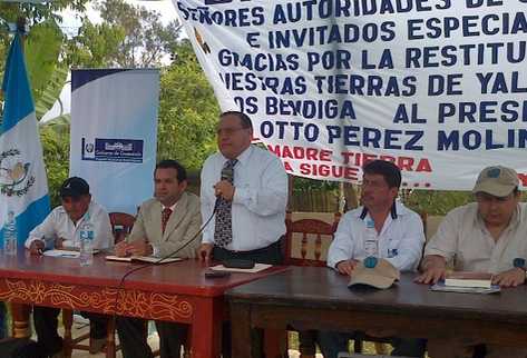 El acuerdo se firmó en un área rural de Chiapas, México, participaron autoridades de Gobierno y representantes de las 91 familias. Foto: Prensa Libre, Fontierras.