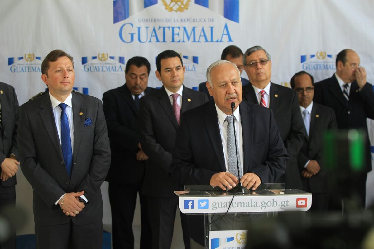 El ministro de Comunicaciones, Aldo García, anuncia el estado de calamidad en Jerez, Jutiapa. (Foto Prensa Libre: Esbin García)